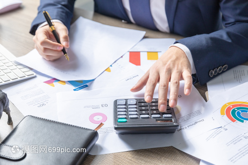 商務男士制作財務報表