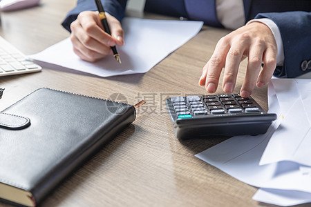 商務(wù)男士制作財(cái)務(wù)報(bào)表