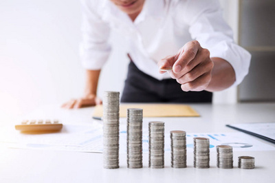 工作在圖表文檔中的商人財務(wù)報告和分析計算成本與計算器在辦公桌和其他對象周圍, 頂部視圖工作區(qū)和空白屏幕智能手機(jī)