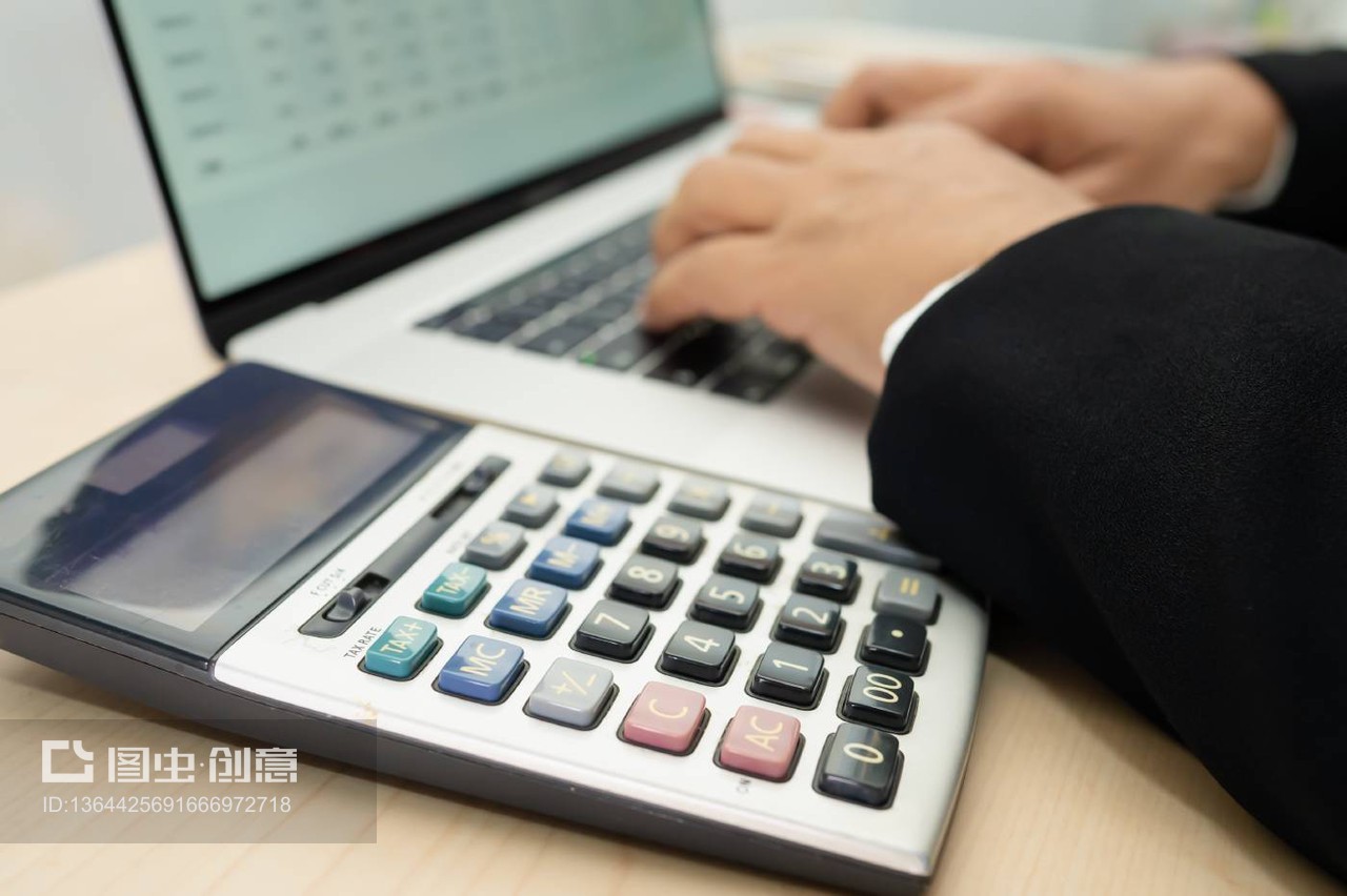 亞洲會計師工作和分析財務(wù)報告項目會計圖表和計算器在現(xiàn)代辦公室,財務(wù)和商業(yè)概念。