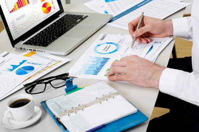 在她的辦公室工作的女商人